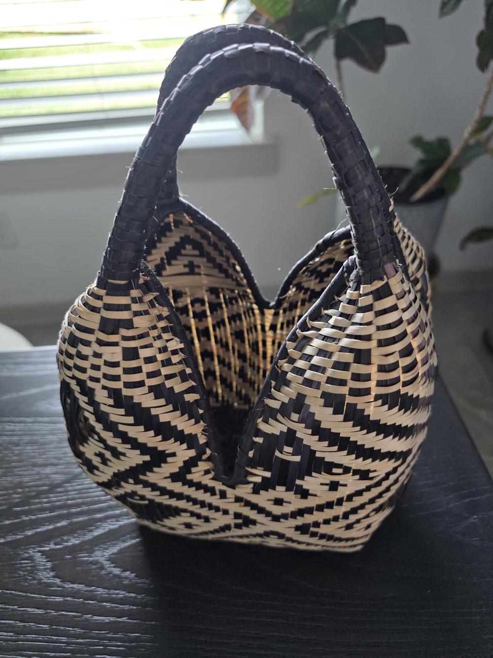 Handwoven Colombian “Cuatro Tetas” Raffia Straw Basket Bag - Picture 3 of 4
